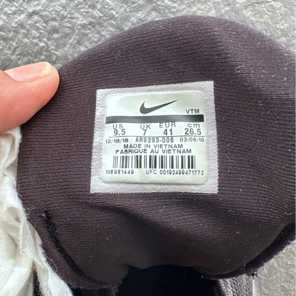 AirMax in a size 9.5 - Picture 3 of 7